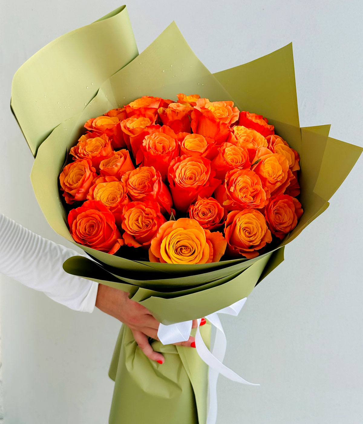 Elegant bouquet of orange roses