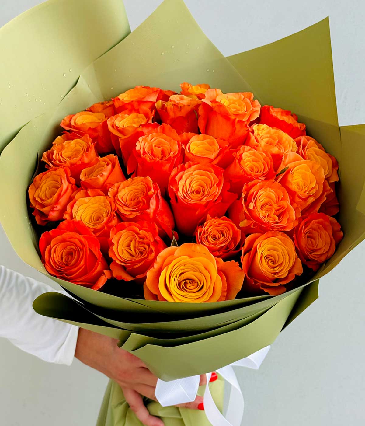 Elegant bouquet of orange roses